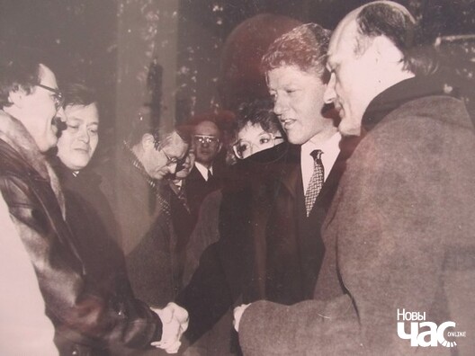 Фота невядомага аўтара з архіва Міколы Крывальцэвіча. Прэзідэнт ЗША Біл Клінтан пад час сустрэчы з беларускімі навукоўцамі ў Курапатах 15 снежня 1994 году Фота невядомага аўтара з архіва Міколы Крывальцэвіча. Прэзідэнт ЗША Біл Клінтан пад час сустрэчы з беларускімі навукоўцамі ў Курапатах 15 снежня 1994 году