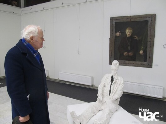 Апошні наведвальнік — старшыня ГА “Хрысціянская злучнасць “Курапаты” 86-гадовы Вацлаў Нямковіч каля інсталяцыі Г. Лойкі і партрэта беларускага праваслаўнага святара айца Георгія Бортніка (аўтар Алесь Пушкін) Апошні наведвальнік — старшыня ГА “Хрысціянская злучнасць “Курапаты” 86-гадовы Вацлаў Нямковіч каля інсталяцыі Г. Лойкі і партрэта беларускага праваслаўнага святара айца Георгія Бортніка (аўтар Алесь Пушкін)