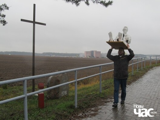 Гэнік Лойка нясе свой твор у Курапаты Гэнік Лойка нясе свой твор у Курапаты