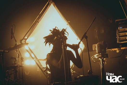 Пра спецыфіку праекту музыка кажа «калісьці гэта фактычна было маёй публічнай тэрапіяй, але з часам я зразумеў, што бачу ў «IAMX» зброю супраць штодзённай банальнасці і «нармальнага жыцця»». Пра спецыфіку праекту музыка кажа «калісьці гэта фактычна было маёй публічнай тэрапіяй, але з часам я зразумеў, што бачу ў «IAMX» зброю супраць штодзённай банальнасці і «нармальнага жыцця»».