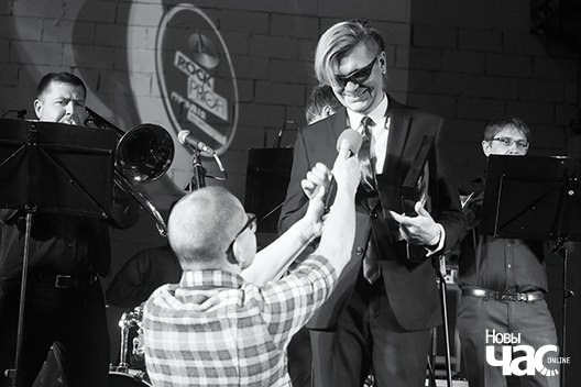 Саліст "Петля Пристрастия" і "Кассиопея" Ілля Чарапенка-Самахвалаў узнагародзіў Лявона Вольскага Саліст "Петля Пристрастия" і "Кассиопея" Ілля Чарапенка-Самахвалаў узнагародзіў Лявона Вольскага