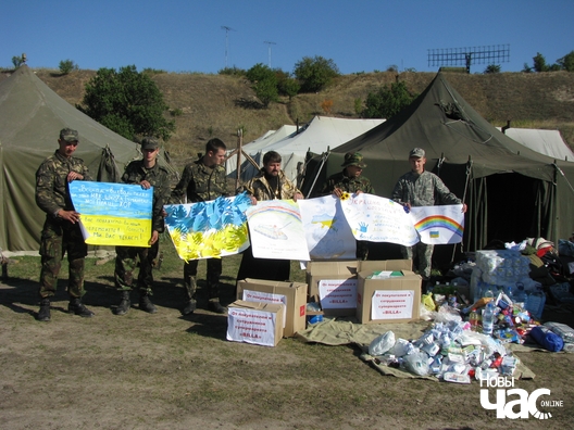 Сяргей Чудзіновіч з салдатамі на фоне падарункаў Сяргей Чудзіновіч з салдатамі на фоне падарункаў