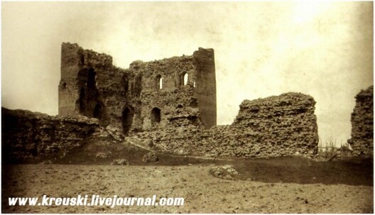 Від на галоўную вежу Крэўскага замка з боку дзядзінца. Фота Т. Ходзькі, 1905 г. Від на галоўную вежу Крэўскага замка з боку дзядзінца. Фота Т. Ходзькі, 1905 г.