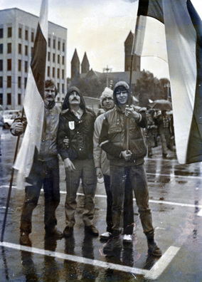 На плошчы Леніна ў Мінску (другі злева, 1989) На плошчы Леніна ў Мінску (другі злева, 1989)