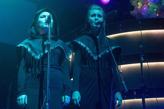 29/33 za_cas_vystupliennia_irdorath_na_scenu_suarna_vyjshla_12_calaviek.jpg