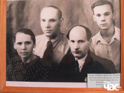 Злева направа: Міцкевіч Марыя Дзмітрыеўна, Міцкевіч Даніла Канстанцінавіч, Якуб Колас, Міцкевіч Міхаіл Канстанцінавіч. 1942 г. Злева направа: Міцкевіч Марыя Дзмітрыеўна, Міцкевіч Даніла Канстанцінавіч, Якуб Колас, Міцкевіч Міхаіл Канстанцінавіч. 1942 г.