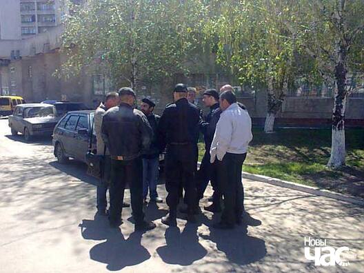 Ахова разбіраецца з агітатарам, які раздаваў георгіеўскія стужкі Ахова разбіраецца з агітатарам, які раздаваў георгіеўскія стужкі