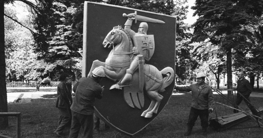 Рэферэндум 1995 года стаў першым у шэрагу нелігітымных