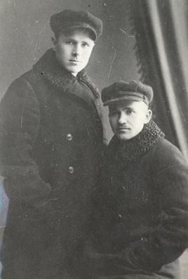 Максім Гарэцкі (справа) са сваім братам Гаўрылам Гарэцкім, 1926 г. Максім Гарэцкі (справа) са сваім братам Гаўрылам Гарэцкім, 1926 г.