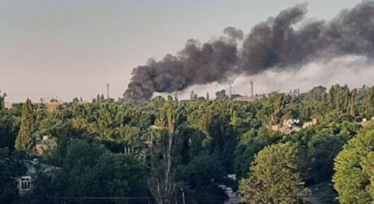 «Гарыць стадыён у Стаханаве, дзе была размешчаная база прыватнай вайсковай кампаніі «Вагнер». ФотаTelegram/Bochkala_WAR «Гарыць стадыён у Стаханаве, дзе была размешчаная база прыватнай вайсковай кампаніі «Вагнер». ФотаTelegram/Bochkala_WAR