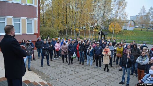 Каля мінскай гімназіі № 4 прайшоў сход бацькоў. Яны патрабавалі ад дырэктара Андрэя Гоцмана тлумачэнняў, чаму ў гімназію выклікалі міліцыю, якая палохае дзяцей. 30 кастрычніка Каля мінскай гімназіі № 4 прайшоў сход бацькоў. Яны патрабавалі ад дырэктара Андрэя Гоцмана тлумачэнняў, чаму ў гімназію выклікалі міліцыю, якая палохае дзяцей. 30 кастрычніка