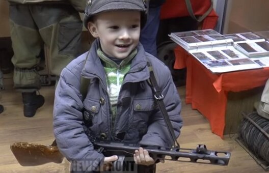 hlopczyk_z_autamatam_dnr.jpg hlopczyk_z_autamatam_dnr.jpg