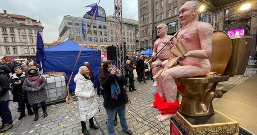 Скульптуру з Лукашэнкам на каленях у Пуціна выставілі на аўкцыён у Чэхіі