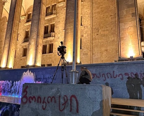 На Парламент Грузіі падчас акцыі пратэсту нанеслі: «Байкот», «Не расейскаму рэжыму», «Свабода». Фота Tbilisi_life На Парламент Грузіі падчас акцыі пратэсту нанеслі: «Байкот», «Не расейскаму рэжыму», «Свабода». Фота Tbilisi_life