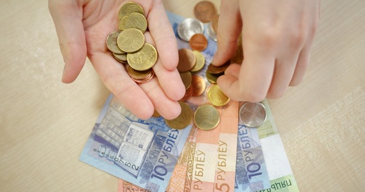 Белстат: у лютым заробкі беларусаў упалі