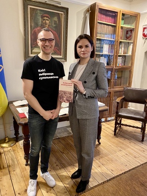 Падчас наведвання Святланай Ціханоўскай Беларускай бібліятэкі і музея імя Францішка Скарыны ў Лондане, сакавік 2023 года. Фота з архіва Ігара Іванова Падчас наведвання Святланай Ціханоўскай Беларускай бібліятэкі і музея імя Францішка Скарыны ў Лондане, сакавік 2023 года. Фота з архіва Ігара Іванова