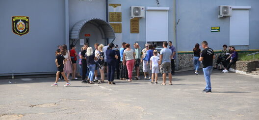 Бацькі чакаюць сваіх непаўналетніх дзяцей каля СІЗА №6 г. Баранавічы 10 жніўня. Фота: Таццяна МАЛЕЖ Бацькі чакаюць сваіх непаўналетніх дзяцей каля СІЗА №6 г. Баранавічы 10 жніўня. Фота: Таццяна МАЛЕЖ