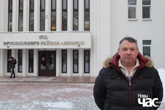 Алег Аляксандравіч, адзін з актывістаў, ля будынку суда Алег Аляксандравіч, адзін з актывістаў, ля будынку суда