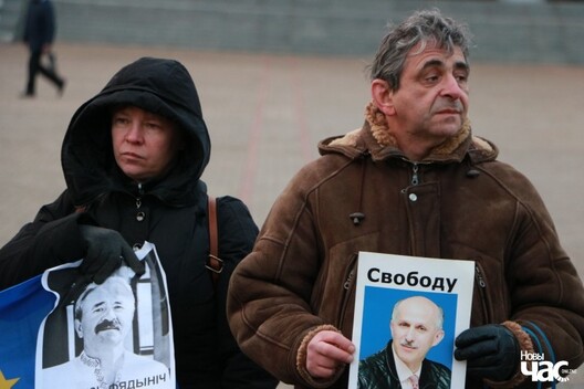 Майя Навумава і Леанід Кулакоў падчас акцыі салідарнасці з палітвязнямі ў лютым 2019 года. Фота Арцёма Лявы Майя Навумава і Леанід Кулакоў падчас акцыі салідарнасці з палітвязнямі ў лютым 2019 года. Фота Арцёма Лявы