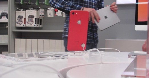 Не вельмі звычайны i-Store: IPhone побач з квадракоптарамі