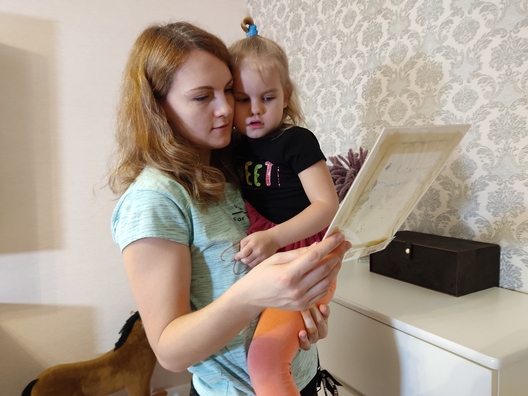 Жыхарка «Лебядзінага» Вера разам з дачкой Васілінкай. Фота: «Белсат» Жыхарка «Лебядзінага» Вера разам з дачкой Васілінкай. Фота: «Белсат»