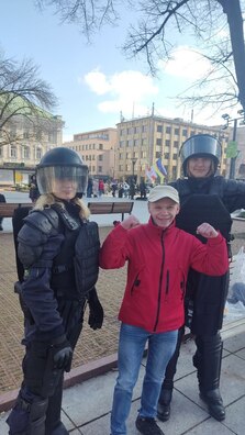 Дзіма Гопта з літоўскімі паліцэйскімі. Дзіма Гопта з літоўскімі паліцэйскімі.