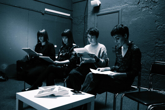 Рэдактаркi i дызайнерка кнiгi Наста Стальмахова чытаюць падчас прэзентацыi фрагмент п’есы Улады Хмель Усё нармальна Рэдактаркi i дызайнерка кнiгi Наста Стальмахова чытаюць падчас прэзентацыi фрагмент п’есы Улады Хмель Усё нармальна