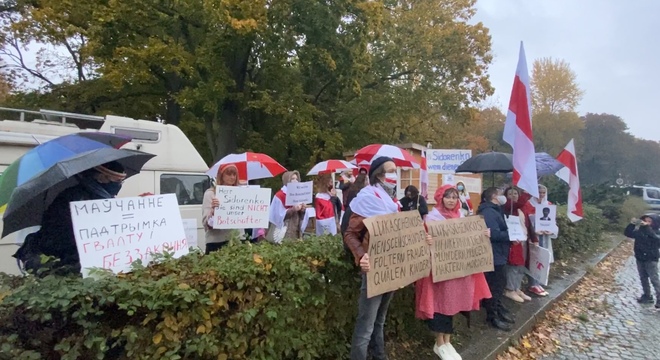 «Сідарэнка, вы — не наш амбасадар!» Беларусы Германіі абураны адсутнасцю рэакцыі амбасадара на сітуацыю на радзіме «Сідарэнка, вы — не наш амбасадар!» Беларусы Германіі абураны адсутнасцю рэакцыі амбасадара на сітуацыю на радзіме