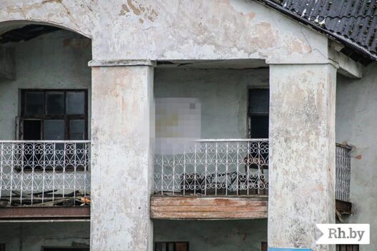 Будынак ля пераезда, на якім з’явілася свастыка. Будынак ля пераезда, на якім з’явілася свастыка.