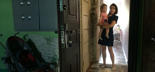 Дар'я Лосік са сваёй дачкой каля ўваходу ў кватэру, у якой 25 чэрвеня праводзіўся ператрус. Фота: Дыяна Касякіна Дар'я Лосік са сваёй дачкой каля ўваходу ў кватэру, у якой 25 чэрвеня праводзіўся ператрус. Фота: Дыяна Касякіна