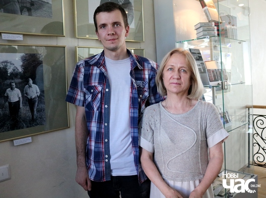 Наталля Адамовіч разам з Андрэем Архіпенкам, дзякуючы якому на Бабруйшчыне не забываюцца пра свайго земляка Алеся Адамовіча Наталля Адамовіч разам з Андрэем Архіпенкам, дзякуючы якому на Бабруйшчыне не забываюцца пра свайго земляка Алеся Адамовіча