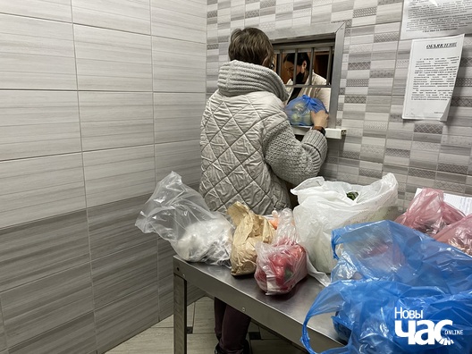 Марына Адамовіч перадае прадукты Мікалаю Статкевічу ў гомельскім СІЗА №3 Марына Адамовіч перадае прадукты Мікалаю Статкевічу ў гомельскім СІЗА №3