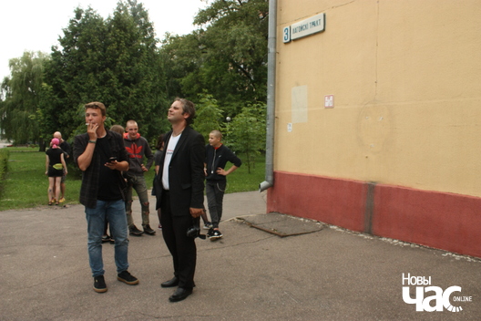 Людзі чакаюць выхаду Зміцера з будынку суда - ён быў вызвалены з-пад варты Людзі чакаюць выхаду Зміцера з будынку суда - ён быў вызвалены з-пад варты