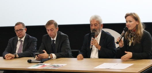 У цэнтры Амбасадар Італіі Стэфана Б'янкі і рэжысёр Джанфранка Кабіду (другі справа) У цэнтры Амбасадар Італіі Стэфана Б'янкі і рэжысёр Джанфранка Кабіду (другі справа)