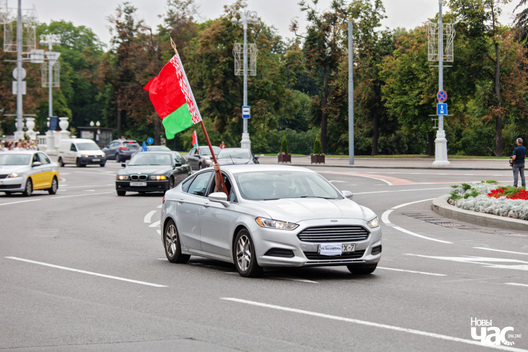 Аўто без нумароў на Плошчы Перамогі 20 жніўня 2020 года Аўто без нумароў на Плошчы Перамогі 20 жніўня 2020 года