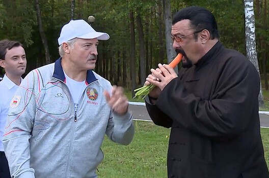 Стывен Сігал пакаштаваў моркву з агарода Лукашэнкі. Кадр БЕЛТА. Стывен Сігал пакаштаваў моркву з агарода Лукашэнкі. Кадр БЕЛТА.