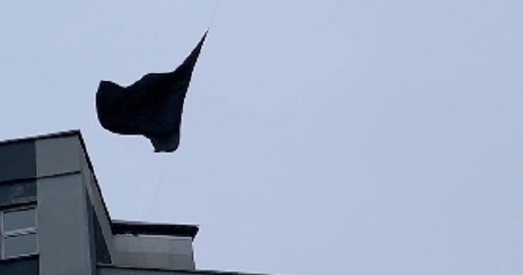 ЖК «Каскад» вывесіў чорны сцяг на знак памяці ахвяраў рэжыму