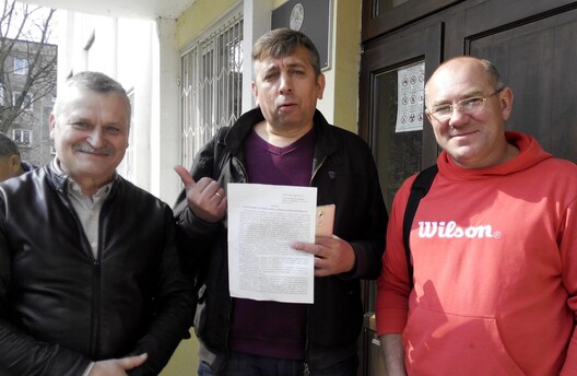 Уладзімір Вялічкін, Сяргей Пятрухін і Аляксандр Кабанаў каля будынку суда.