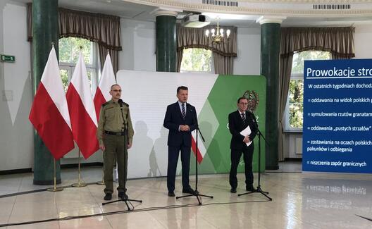 Марыюш Каміньскі падчас прэс-канферэнцыі — крайні справа / twitter.com/MON_GOV_PL Марыюш Каміньскі падчас прэс-канферэнцыі — крайні справа / twitter.com/MON_GOV_PL