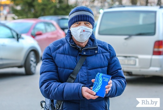 Алесь Капуцкі, які быў затрыманы за тое, што 10 снежня раздаваў тэксты Усеагульнай дэкларацыі правоў чалавека. Фота: Рэгіянальная газета Алесь Капуцкі, які быў затрыманы за тое, што 10 снежня раздаваў тэксты Усеагульнай дэкларацыі правоў чалавека. Фота: Рэгіянальная газета