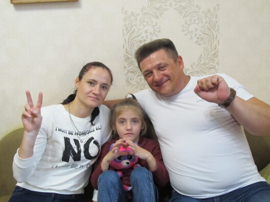 Андрэй Жук з жонкай Ірынай і малодшай дачкой Кірай Андрэй Жук з жонкай Ірынай і малодшай дачкой Кірай