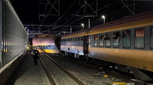 Пасажырскі вагон у Чэхіі, які сышоў з рэек. Фота: Jiri Sejkora / via REUTERS Пасажырскі вагон у Чэхіі, які сышоў з рэек. Фота: Jiri Sejkora / via REUTERS