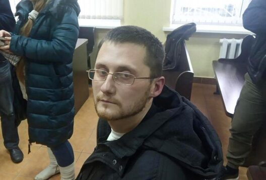 Алесь Круткін ў судзе Першамайскага раёна Віцебска. Фота блогера Шэрага Ката t.me/SeryiKotNews Алесь Круткін ў судзе Першамайскага раёна Віцебска. Фота блогера Шэрага Ката t.me/SeryiKotNews