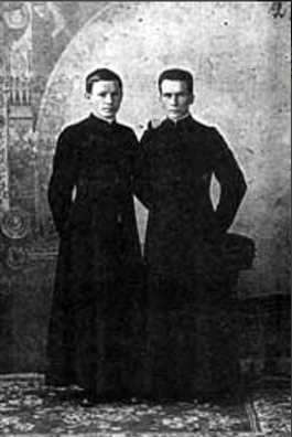 Ксёндз Віктар Шутовіч (злева) з сябрам. Ксёндз Віктар Шутовіч (злева) з сябрам.