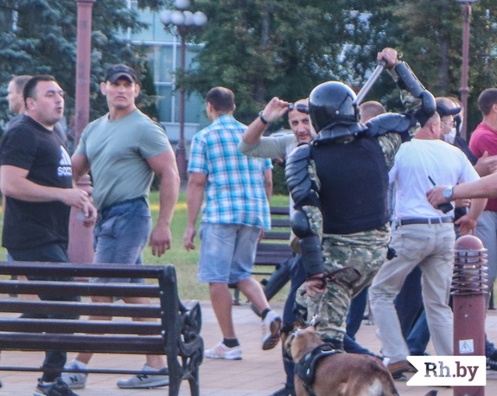 На фота Аляксей у светлай майцы і чорнай кепцы злева. Фота зрабілі падчас разгону акцыі 10 жніўня. Фота Настассі Уткінай, «Рэгіянальная газета» На фота Аляксей у светлай майцы і чорнай кепцы злева. Фота зрабілі падчас разгону акцыі 10 жніўня. Фота Настассі Уткінай, «Рэгіянальная газета»