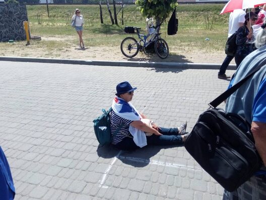 Таццяну Севярынец завалілі на праезную частку. Фота: ПЦ "Вясна" Таццяну Севярынец завалілі на праезную частку. Фота: ПЦ "Вясна"