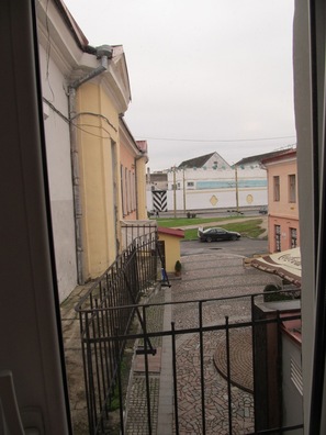 Выгляд з вакна дому №7 па вуліцы Савецкай, дзе падчас
наведвання Гродна жыў нацыянальны герой Беларусі Кастусь Каліноўскі Выгляд з вакна дому №7 па вуліцы Савецкай, дзе падчас
наведвання Гродна жыў нацыянальны герой Беларусі Кастусь Каліноўскі