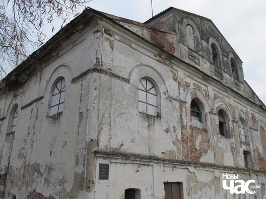 Сёння пра мінулую веліч габрэйскай супольнасці месца нагадвае толькі гмах былой Кобрынскай вялікай харальнай сінагогі сярэдзіны XIX стагоддзя, якая па раскошы свайго ўбрання не мела роўных ва Усходняй Еўропе, а па сваёй велічыні была другой ў Беларусі пасля Мінскай сінагогі. Габрэйская святыня Кобрыну, якая перажыла разбурэнне ў гады Халакосту і знявагу пад саветамі, што выкарыстоўвалі Божы храм пад піўзавод, і па сёння сіратліва чакае выратавання… Сёння пра мінулую веліч габрэйскай супольнасці месца нагадвае толькі гмах былой Кобрынскай вялікай харальнай сінагогі сярэдзіны XIX стагоддзя, якая па раскошы свайго ўбрання не мела роўных ва Усходняй Еўропе, а па сваёй велічыні была другой ў Беларусі пасля Мінскай сінагогі. Габрэйская святыня Кобрыну, якая перажыла разбурэнне ў гады Халакосту і знявагу пад саветамі, што выкарыстоўвалі Божы храм пад піўзавод, і па сёння сіратліва чакае выратавання…