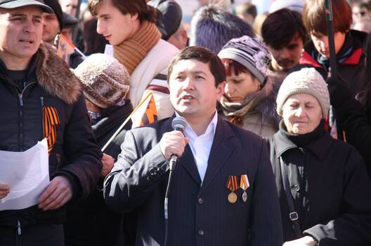 Лянур Усманаў на прарасійскім мітынгу ў Крыму, 2014, фота Krym.info Лянур Усманаў на прарасійскім мітынгу ў Крыму, 2014, фота Krym.info