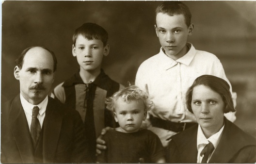 Якуб Колас з жонкай Марыяй і сынамі. Крыніца: kolasmuseum.by Якуб Колас з жонкай Марыяй і сынамі. Крыніца: kolasmuseum.by